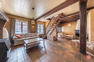 Vandaag nemen we je mee naar deze woning in het rustige Hingene, op wandelafstand van park d’Ursel, scholen, winkels en openbaar vervoer.<br /><br />We komen binnen via een inkomhal die toegang geeft tot de ruime zit- en eetruimte met aansluitend de volledig geïnstalleerde keuken.<br />De vele raampartijen in de leefruimte en keuken zorgen voor voldoende lichtinval. Verder beschikt het gelijkvloers over een eerste badkamer voorzien van douche, lavabo en toilet. Hier bevindt zich tevens de aansluiting voor was en droog.<br /><br />Via de charmante trap in de leefruimte bereiken we de eerste verdieping waar zich maar liefst drie slaapkamers en een tweede badkamer voorzien van een douche in bad, lavabo en toilet bevinden.<br /><br />Via een vaste trap bereiken we de zolder die momenteel dienst doet als opbergruimte, maar wij zien hier alvast tal van mogelijkheden in zoals een slaapkamer.<br /><br />Als kers op de taart is er een ruime tuin met overdekt terras aanwezig. De tuin kan je alsook bereiken via een achterpoortje.<br />Genieten van een aperitief was nog nooit zo aangenaam.<br /><br />De badkamers, keuken en ramen werden vernieuwd.<br />De woning is voorzien van een zonneboiler en zeven zonnepanelen.<br /><br />De wagen kan je parkeren in de garage.<br />Verder beschikt de woning over een kelder.<br /><br />Heb je interesse in deze charmante woning met een prachtige ligging?<br />Neem gerust contact op via roy@julimmo.be of 0498 62 74 71.