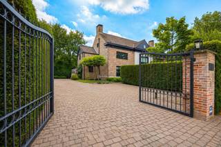 <p><strong>Prestigieuze villa met zwembad op 3.528 m² op toplocatie in ’s Gravenwezel.</strong></p>
<p>In een residentiële en groene omgeving in ‘s Gravenwezel vindt u deze recent volledig gerenoveerde villa. Deze woning combineert modern wooncomfort met een uitstekende energetische score. Dankzij de hoogwaardige afwerking en duurzame technieken zoals een warmtepomp bent u hier volledig klaar voor de toekomst. Met een bewoonbare oppervlakte van 451 m², verfijnde afwerking en hoogwaardige materialen straalt dit lichtrijke eigendom tijdloze elegantie en modern wooncomfort uit.</p>
<p>De statige inkomhal met vestiaire, design lavabo en Japans toilet zet meteen de toon. Vanuit hier bereikt u de lichtrijke woonkamer met haard, de gezellige TV-hoek en de stijlvolle eetkamer. Dankzij de grote raampartijen geniet u van een prachtig uitzicht op de tuin en het zwembad. Aansluitend vindt u een kantoor/speelkamer met haard eveneens met zicht op de prachtige tuin.</p>
<p>De luxueuze leefkeuken met kookeiland en 4 zitplaatsen is volledig uitgerust met topapparatuur van Miele, Bora en Selsiuz kraan. Aansluitend vindt u een praktische bijkeuken, kelder en toegang tot de overkapping met open haard en heater – ideaal voor zowel dagelijks comfort als exclusieve ontvangsten. Aansluitend het riante terras met zwembad – dit geeft het ultieme vakantiegevoel.</p>
<p>Op het gelijkvloers bevindt zich tevens de dubbele garage met automatische poort.</p>
<p><strong>Slaapvertrekken</strong></p>
<p>Op de verdiepingen vinden we 4 ruime slaapkamers met tevens de mogelijkheid tot het creëren van een vijfde slaapkamer.</p>
<p>1<sup>e</sup> verdieping: 2 magnifieke master suites beide met dressing en een ensuite badkamer met luxe afwerking.</p>
<p>2<sup>e</sup> verdieping: 2 royale kamers en wederom een luxe badkamer.</p>
<p><strong><br />Buitenleven</strong></p>
<p>De fraai aangelegde tuin is een oase van rust en voelt aan als uw eigen park. De tuin heeft onder meer een verwarmd zwembad, design buitendouche, tuinhuis, beregeningssysteem en een indrukwekkende fontein. Dankzij de natuurlijke waterloop "Zwanenbeek" vormt dit domein een uitzonderlijke buitenbeleving.<br /><br /><strong>Bijzonderheden</strong></p>
<p>* EPC A kan bereikt worden door toevoeging van 16 zonnepanelen van 450 Wp<br />* Warmtepomp<br />* Vloerverwarming gehele woning<br />* Gedeeltelijke airconditioning<br />* Overal Japanse toiletten<br />* Alarmsysteem en camerabewaking<br />* Domotica en laadpaal<br />* Volledig omheind met automatische toegangspoort<br />* Elektrische zonwering en luifels<br />* Sonos installatie (binnen en buiten)<br />* Beregeningsinstallatie met eigen bron<br />* Gepantserde voordeur<strong><br /><br />Kortom: een unieke villa die luxe, comfort en veiligheid combineert op een absolute toplocatie in ‘s Gravenwezel.<br /><br /></strong>Voor meer informatie en/of een bezichtiging neem gerust contact met Roby via Roby@reds.be of op 0477 78 10 10</p>