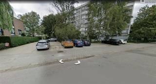 Garagebox met dubbele staanplaats (2 plaatsen achter elkaar). Binnenafmetingen : 2,78 x 10,82 mBreedte poort : 2,19 mHoogte poort : 1,87...