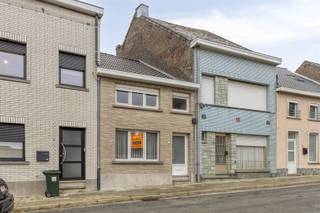 Charmante renovatiekans in Ronse. www.grotemarijve20.beDeze rijwoning biedt een stevige basis met veel potentieel om er jouw thuis van te maken. Gelegen in het centrum van Ronse geniet u van een centrale ligging met vlotte toegang tot winkels, openbaar vervoer en andere lokale voorzieningen. Op de begane grond vindt u de leef- en eetkamer. aangrenzend ligt de keuken. Vanuit de keuken loopt u door naar de sanitaire ruimte.De woning beschikt over een achtertuin met diverse bijgebouwen en een origineel tuinschuurtje. De tuin geeft u bovendien de mogelijkheid tot een zonnige zithoek, volwaardige buitenruimte en misschien een terras, ideaal voor ontspanning of buiten dineren.Bovenverdiepingen herbergen meerdere ruimten met potentieel voor slaapkamers, een bureau of een knusse tv-kamer. De zolderruimte biedt extra mogelijkheden voor extra slaapkamers, een speelkamer. Deze woning is uitermate geschikt voor wie een project zoekt met veel toekomstpotentieel: u bepaalt de indeling, afwerking en sfeer helemaal zelf, zodat u stap voor stap een comfortabel, eigentijdse thuis creëert. Deze woning is zowel voor investeerders als voor particulieren een buitenkans!