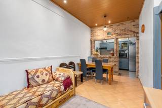 <p><strong>Te koop: woning in het centrum van Vilvoorde, op wandelafstand van scholen, openbaar vervoer en het treinstation.</strong></p><p><br /></p><p>Deze woning, gebouwd tussen 1900 en 1918, combineert een centrale ligging met een ruime indeling. Met 4 slaapkamers, 2 badkamers, een zolder en een kelder biedt ze volop ruimte voor een gezin. De nabijheid van parken, invalswegen en het ziekenhuis maakt het een praktische keuze voor wie comfort en bereikbaarheid zoekt.</p><p><br /></p><p><strong>Belangrijkste ruimtes:</strong></p><p>• Woonkamer (14 m²) met gezellige sfeer</p><p>• Keuken (6 m²) met spoelbak, dampkap en oven</p><p>• 4 slaapkamers (6,1 m² – 12,7 m²) verdeeld over verschillende verdiepingen</p><p>• 2 badkamers, beide voorzien van douche en toilet</p><p>• Zolder (8 m²) met verwarmingsketel</p><p>• Kelder (13,5 m²) deels onderkelderd</p><p><br /></p><p><strong>Troeven:</strong></p><p>• Gelegen in het centrum van Vilvoorde</p><p>• 4 volwaardige slaapkamers</p><p>• Extra opslagruimte dankzij zolder en kelder</p><p><br /></p><p><strong>Neem vandaag nog contact op met Selena Perez y Latorre via +32 2 335 11 13 voor een bezoek.</strong></p><p><br /></p><p>JOUW DROOMHUIS. ZO GEVONDEN!</p>