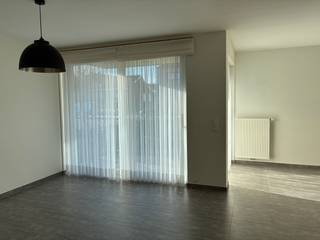 Sint-Eloois-Vijve: lichtrijk gelijkvloers appartement met 2 slaapkamers en 2 staanplaatsen te huur.Dit gelijkvloers appartement is gelegen op een...