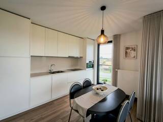 Maak uw bezoek aan ons nog eenvoudiger! Vul vooraf de huurdersfiche in en stuur deze naar verhuur@vastgoeddemeyer.be. Wij nemen daarna contact met u op om een afspraak ter plaatse te plannen. De fiche vindt u onder de downloads. Alvast bedankt!<br /><br />Dit kwalitatief afgewerkt nieuwbouwappartement van 69 m² met ruim en zonnig terras van 16 m² is praktisch gelegen nabij het centrum van Tielt. <br />Het appartement werd volledig geschilderd en voorzien van ingemaakte kasten en gordijnen!<br />Beschikbaar vanaf 01/10/2026, eventueel kan dit vroeger in overleg met de huurder.<br /><br />Het appartement situeert zich op de 2de verdieping en is toegankelijk zowel met de lift als met de trap. <br /><br />U komt binnen via de inkomhal voorzien van een ingemaakte kastenwand/vestiaire. Vervolgens is er het apart toilet met handenwasser. Daarna hebben we de ruime en lichtrijke woonkamer in keramische parketvloer met open en ingerichte keuken (combi - oven, frigo met vriesvak, vaatwasser, spoelbak, keramische kookplaat en dampkap). Aansluitend is er de berging met waterverzachter, ventilatie type D en aansluiting voor de wasmachine.<br />Via het schuifraam in de woonkamer is er toegang tot het zonnig terras.<br /><br />Verder is er de ruime slaapkamer ook voorzien van ingemaakte kasten en een moderne badkamer met inloopdouche, dubbele lavabo en wandradiator. <br /><br />De ondergrondse autostaanplaats en kelderberging zitten inbegrepen in de huurprijs. <br />Er is ook een gemeenschappelijke fietsenberging aanwezig. <br /><br />SYNDIC: 100€/maand<br /><br />PLUSPUNTEN:<br />* VOLLEDIG GESCHILDERD<br />* INGEMAAKTE KASTEN EN GORDIJNEN AANWEZIG<br />* KWALITATIEVE AFWERKING<br />* ENERGIEZUINIG<br />* INCLUSIEF AUTOSTAANPLAATS EN KELDERBERGING