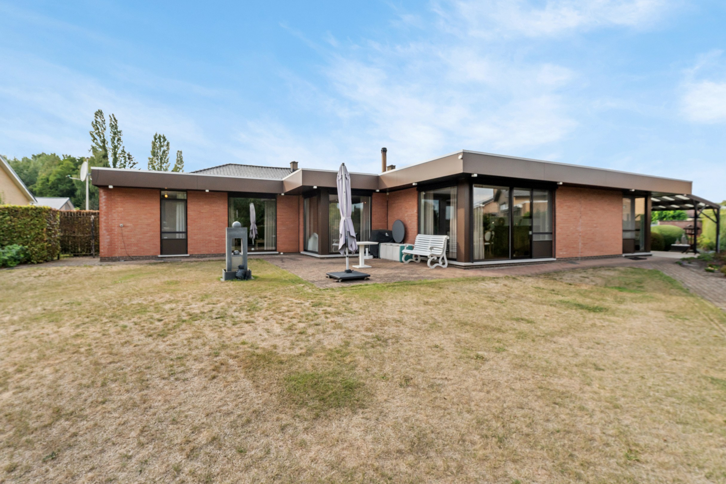 Opbrengsteigendom (handelsruimtes en 1 gelijkvloerse woonst), op een goede zichtlocatie te Heusden-Zolder! - foto 4