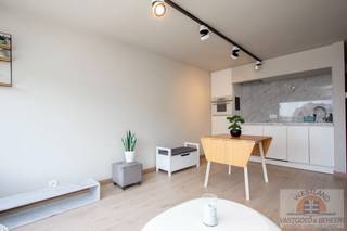 Instapklare designstudio met aparte slaaphoek op 50 meter van het strand. Zuidgericht, smaakvol gerenoveerd en afgewerkt met hoogwaardige materialen. De ideale keuze als tweede verblijf of slimme investering aan de Belgische kust.<br />De lichtrijke leefruimte sluit naadloos aan op de stijlvolle, volledig uitgeruste keuken met kwalitatieve materialen en ingebouwde toestellen. Dankzij de aparte slaaphoek geniet u bovendien van extra comfort en privacy. Ook de moderne badkamer werd smaakvol afgewerkt.<br />Met een EPC-label B is deze studio bovendien energiezuinig en helemaal klaar voor de toekomst.<br />Ideaal als tweede verblijf, maar ook een uitstekende investering dankzij de aantrekkelijke ligging en instapklare afwerking.<br />Troeven:<br />- Zuidgerichte oriëntatie<br />- Volledig gerenoveerd met kwalitatieve materialen<br />- Aparte slaaphoek<br />- Luxueuze, volledig uitgeruste keuken<br />- Moderne badkamer met inloopdouche<br />- EPC-label B<br />- Op wandelafstand van strand, winkels en tram<br />- Perfect als tweede verblijf of investering<br />Bent u benieuwd naar deze parel? Contacteer ons vandaag nog voor een bezoek en laat u verrassen door de charme van deze unieke studio.