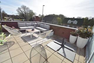 UNIEK TRIPLEX-APPARTEMENT MET BEL-ETAGE ALLURES EN ZONOVERGOTEN TERRASSENBent u op zoek naar de ruimte en privacy van een woning, maar met het...