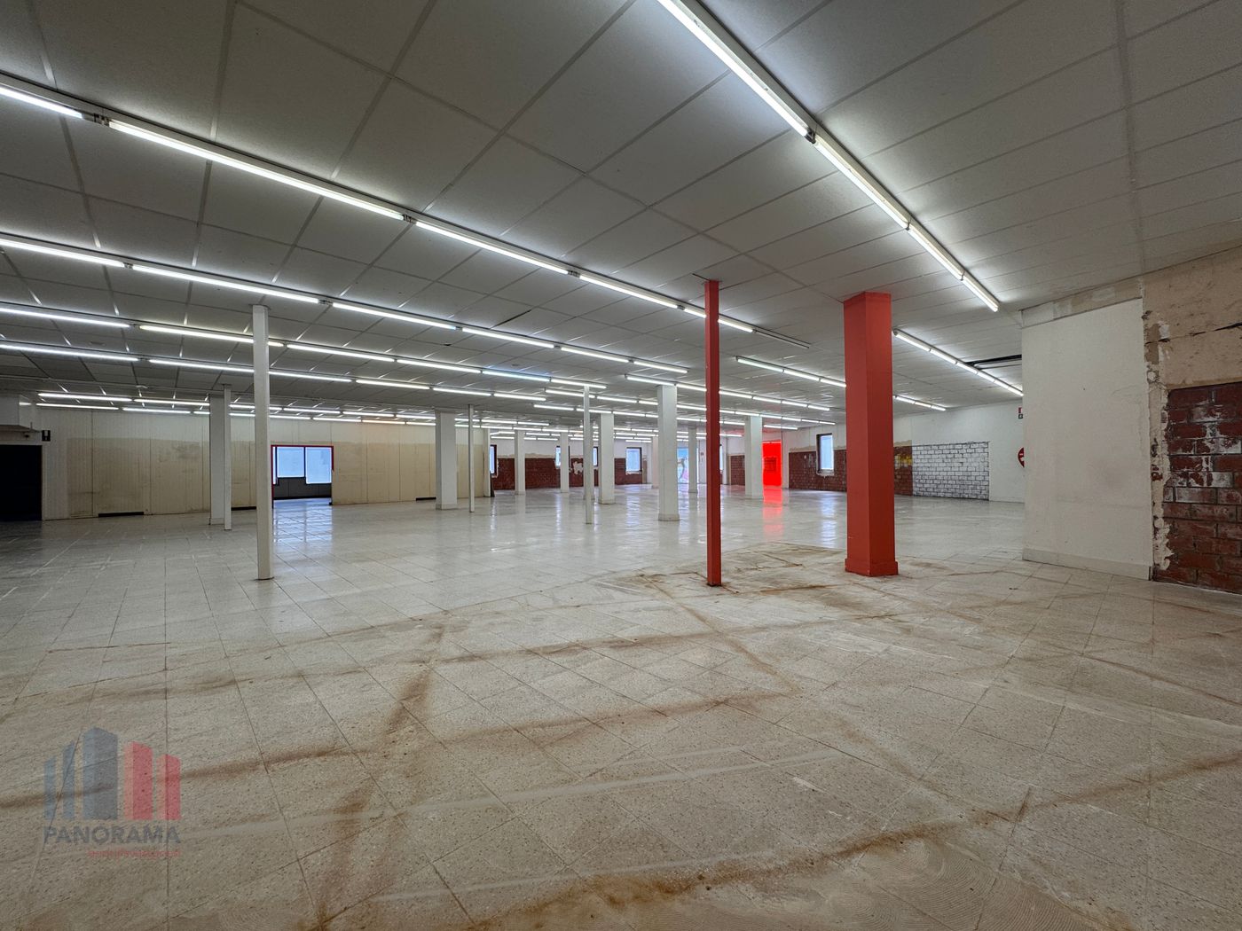 Centraal gelegen handelspand van +/- 105 m² te huur in Torhout - foto 4