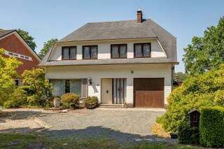 <h2><span>Maison familiale de caractère de 4 chambres à coucher dans un endroit recherché à Schoten</span></h2><p><span>Dans un quartier calme et résidentiel de la </span><span>Wijngaardlaan </span><span>se trouve cette spacieuse </span><span>maison familiale de</span><span>4 chambres à coucher</span><span> avec un </span><span> aménagement pratique et de nombreuses possibilités. Ici, vous vivez dans un quartier vert avec une excellente accessibilité, à proximité des </span><span>écoles</span><span>, des </span><span>magasins</span><span>, des </span><span>installations sportives</span><span> et des </span><span>transports en commun</span><span>. </span><span> En outre, le </span><span>parc municipal de Schoten</span><span>, le </span><span>Peerdsbos</span><span> et divers itinéraires de promenade et de cyclisme</span><span> se trouvent à </span><span> une courte distance.</span></p><p><span> Vous entrez dans la propriété </span><span>par le hall d'entrée avec </span><span>vestiaire et toilettes pour invités.</span><span> À l'avant, il y a un </span><span>espace de bureau</span><span> séparé </span><span>, idéal pour le travail à domicile ou une profession libérale. Le </span><span>salon</span><span> spacieux </span><span> bénéficie de beaucoup de lumière naturelle et est relié à la salle à manger et à la cuisine. En outre, la propriété dispose d'une </span><span>pièce de rangement</span><span> pratique </span><span>.</span></p><p><span>Au premier étage, le couloir de nuit donne accès à </span><span>4 chambres de taille normale </span><span>dont 1 chambre avec salle de douche attenante avec lavabo et WC, une </span><span>salle de bain </span><span>spacieuse </span><span>avec baignoire, offrant un confort supplémentaire pour les familles.</span></p><p><span>Cette propriété constitue une excellente base pour ceux qui recherchent une maison spacieuse dans un emplacement de choix à Schoten, avec toutes les commodités à portée de main.</span></p><h3><span>Avantages</span></h3><ul><li><span>Emplacement convoité à Schoten</span><span> </span></li><li><span>4 chambres à coucher spacieuses</span><span> </span></li><li><span>Bureau séparé</span><span> </span></li><li><span>Espaces de vie spacieux</span><span> </span></li><li><span>Aménagement pratique</span><span> </span></li><li><span>Proche des </span><span>écoles, des magasins et des transports en commun</span><span> </span></li><li><span>Proche du </span><span>Peerdsbos</span><span> et du </span><span>Gemeentepark Schoten</span><span> </span></li></ul><p><span>Intéressé(e) ? Contactez-nous pour plus d'informations ou pour une visite sur place.</span></p><p><span>03 646 66 55<br />info@sinjoor.be</span></p>