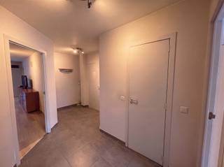 <p>Dit instapklare appartement bevindt zich op de eerste verdieping van de populaire residentie “Woluwe Gardens”, opgeleverd in 2001. De residentie is uitstekend gelegen in een rustige, residentiële buurt nabij het Woluwe Shopping Center en het Park van Woluwe. Het appartement heeft een bewoonbare oppervlakte van 89 m² en omvat een inkomhal met apart gastentoilet, een woonkamer met toegang tot het eerste terras van 7 m², een aparte keuken met aansluitende berging/waslokaal, twee aparte slaapkamers en een badkamer met een bad en een dubbele wastafelkast. De master-bedroom geeft toegang tot het tweede terras met een rustgevend uitzicht op de binnentuin. Een ondergrondse autostaanplaats, nummer 59, is inbegrepen in de verkoopprijs! Dankzij de ligging zijn parken, winkels, openbaar vervoer, de autostrades en de Brusselse ringen vlot bereikbaar. Een praktisch appartement met twee slaapkamers, twee terrassen en een ondergrondse staanplaats, geschikt voor eigen bewoning of als investering! Aarzel niet om Frederik te contacteren voor meer info of een eerste vrijblijvende bezoek: frederik@immo-time.be</p>