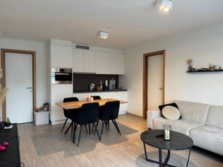 1-slaapkamerappartement, 64m2, verdiep +1, met ruim zonneterras. Leefruimte met volledig uitgeruste open keuken (met enkele spoeltafel, vaatwasmachine, koelkast, keramische kookplaat, telescopische dampkap) 1 slaapkamers met badkamer ensuite (met enkele wastafel met onderkast en spiegelkast, inloopdouche), aparte toiletruimte, technische berging met de nodige aansluitingen voor wasmachine/droogkast. Private inkomdeur en private overdekte autostandplaats, gemeenschappelijke fietsenstalling.