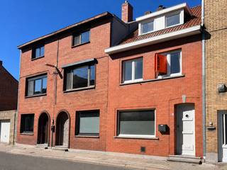 <p>In een aangename en rustige woonwijk in Sint-Kruis, op een steenworp van Brugge, bevindt zich deze ruime woning met maar liefst 4 slaapkamers. Een ideale opportuniteit voor wie op zoek is naar een thuis met ruimte én de kans om er volledig zijn eigen stempel op te drukken.</p>
<p>De woning biedt een solide basis en werd al gedeeltelijk vernieuwd: een groot deel van de ramen werd reeds vervangen, wat zorgt voor een betere energieprestatie en extra comfort. Verder is er nog renovatiewerk nodig, wat deze eigendom bijzonder interessant maakt voor handige harry’s of wie graag een woning naar eigen smaak moderniseert.</p>
<p>Achteraan geniet je van een gezellig koertje/terras, een fijne buitenruimte waar je in alle rust kan ontspannen.</p>
<p>Troeven op een rij:</p>
<ul>
<li>Rustige en gegeerde ligging in Sint-Kruis</li>
<li>Op korte afstand van Brugge en alle voorzieningen</li>
<li>4 volwaardige slaapkamers</li>
<li>Gedeeltelijk vernieuwde ramen</li>
<li>Veel inrichtingspotentieel</li>
</ul>
<p>Een woning met mogelijkheden op een toplocatie voor wie niet terugdeinst voor een renovatieproject en op zoek is naar ruimte en charme in een rustige omgeving.<br /><br />Contacteer Bonne Vastgoed via 050/73.73.73 of via info@bonnevastgoed.be</p>