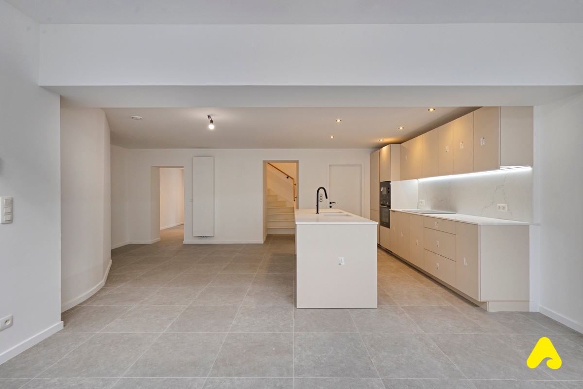 Maison Familiale Entièrement Rénovée avec Espace Commercial au Cœur de Furnes - photo 4