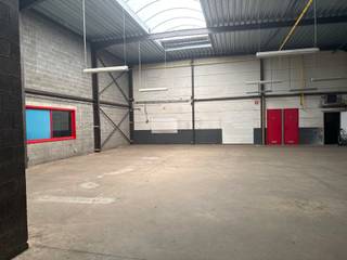 Strategisch gelegen in de TTS-zone te Temse, nabij de N16 met vlotte verbindingen naar de E17 en A12. Het pand omvat een magazijn van ca. 603 m²...
