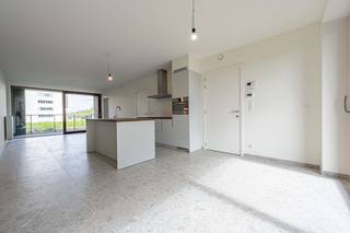 <span>2 slaapkamer appartement (1.4) voor een ALL-IN PRIJS van €277.840 incl. 6% BTW. </span><br /><br />Kwalitatief en betaalbaar woonproject nabij het bruisende stadscentrum van Izegem. GROOT 2 SLAAPKAMER appartement, oppervlakte ca. 100 m²! Dit appartement beschikt over 2 RUIME en aangename TERRASSEN!<br /><br /><span>LICHTRIJK en GROOT appartementen met een verfijnde architectuur en een optimale indeling!</span><br /><span>Inkomhal met gastentoilet, ruime leefruimte met ruimte voor een moderne, open geïnstalleerde keuken en aansluitend een praktische berging. Het nachtgedeelte bestaat uit 2 slaapkamers waarvan 1 voorzien van een extra ruimte voor een dressing met rechtstreekse toegang tot de badkamer met ligbad en dubbele wastafel. Daarnaast is er nog een tweede aparte badkamer met douche in het appartement. Zowel aan de keuken als aan de leefruimte zijn er 2 ruime terrassen, die bijkomend zorgen voor mooie lichtinval in het appartement.</span><br /><br /><span>Mogelijkheid tot aankoop van een ondergrondse parkeergelegenheid.</span><br /><br />IDEALE INVESTERING met een TOP RENDEMENT! ALL-IN Prijs onder 6% BTW (excl. kosten notaris).<br /><br /><span>(Epeil 45) Voor verdere informatie contacteer Imani: 0478 26 26 36.</span>