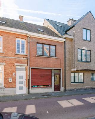 SINT-NIKLAAS - Op zoek naar een te renoveren woning te koop in het centrum van Sint-Niklaas? Dan is dit pand misschien iets voor u. Deze woning is...