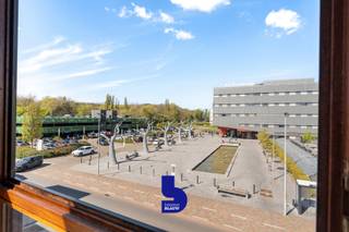 In de uitstekend onderhouden Residentie ‘Argus’ bevindt zich dit ruim hoekappartement van maar liefst 115 vierkante meter op de tweede verdieping, bereikbaar met de lift. Dankzij de unieke hoekligging geniet u hier de hele dag door van een overvloed aan natuurlijk licht, een open zicht en een bijzonder aangename zonnige sfeer.<br /><br />De royale leefruimte vormt het hart van het appartement en baadt in het licht, met directe toegang tot het terras waar u in alle rust kan genieten van de middag- en avondzon. De grote bewoonbare oppervlakte vertaalt zich hier in een uitzonderlijk gevoel van ruimte en comfort. De recent vernieuwde keuken sluit hier naadloos op aan en is volledig uitgerust met moderne toestellen, ideaal voor wie comfort en functionaliteit weet te appreciëren. Aansluitend bevindt zich een praktische berging met ruimte voor wasmachine en droogkast.<br /><br />Het appartement beschikt verder over een inkomhal met ingemaakte kasten en apart toilet, twee volwaardige slaapkamers en een verzorgde badkamer met modern lavabo meubel en inloopdouche. Overal voelt u het ruime volume en de doordachte indeling, met bovendien heel wat opbergruimte.<br /><br />De ligging is bijzonder gunstig: in de onmiddellijke nabijheid van het AZ Damiaan, het Maria-Hendrikapark en met een vlotte verbinding naar het station en de autosnelweg. Tegelijk woont u hier rustig, met groen en ontspanning vlakbij en het centrum van Oostende op korte fietsafstand.<br /><br />Een dubbele garagebox (afmeting: 4,40 m - inrit 2,75 m x 11,40 m) met elektriciteit kan apart worden aangekocht voor €45.000 en biedt een comfortabele en veilige oplossing voor parkeren en extra opslag.<br /><br />Dit appartement is de perfecte combinatie van licht, ruimte, open zicht en een zonnige ligging,  een ideale thuis voor wie comfortabel wil wonen in een groene en vlot bereikbare omgeving.