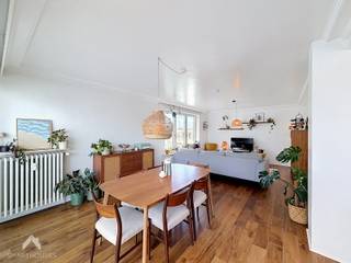 <p>Ready to move? Dit prachtig gerenoveerde appartement is helemaal mee met zijn tijd en combineert een trendy uitstraling met verrassend veel ruimte. Gelegen op de tweede verdieping en vlot bereikbaar via lift of trap.</p>
<p>De inkomhal vormt het centrale punt en geeft toegang tot alle ruimtes. De grote, lichtrijke leefruimte is dé eyecatcher, met een gezellige zithoek, aparte eethoek en leuk zicht op het terras. De open, volledig geïnstalleerde keuken sluit hier naadloos op aan en beschikt over extra inbouw/opbergruimte.</p>
<p>Verder zijn er 2 ruime slaapkamers, waarvan 1 met rechtstreekse toegang tot het 2de terras. Er is een aparte bureau/hobbyruimte en een stijlvolle badkamer met inloopdouche en lavabo. Een gastentoilet, extra bergruimte in de kelder en een praktische wasvoorziening maken het plaatje compleet. En dan dat terras? Perfect voor een koffietje in de ochtend, een aperitiefje na het werk of een gezellige avond met vrienden.</p>
<p>Extra: garagebox afzonderlijk bij te kopen aan een richtprijs van €30.000.</p>
<br />Extra troeven<br /><br />
<ul>
<li>EPC B</li>
<li>parket vloer</li>
<li>bewonersparking vooraan</li>
<li>gemeenschappelijke fietsenstalling</li>
<li>instapklaar</li>
<li>kelderberging</li>
<li>topligging</li>
</ul>
Deze woning is te koop ZONDER makelaar via het concept van Smart Houses. Wenst u verdere inlichtingen of een bezoek? Contacteer rechtstreeks de eigenaar via 0476/83.33.97 of 0494/29.06.69 of appartement.sintandries@gmail.com