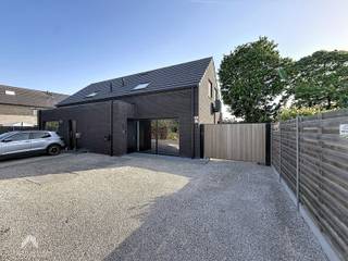 Recente en mooi afegewerkte halfopen woning met een warme hedendaagse uitstraling. Deze woning bestaat uit een lichtrijke inkomhal met apart gastentoilet. De gezellige leefruimte met eetplaats en open keuken vormt het hart van de woning en geniet van veel natuurlijk licht en een mooi zicht op de onderhoudsvriendelijk aangelegde tuin. Door de open indeling voelt de woning bijzonder ruim en aangenaam aan. Aansluitend bevindt zich naast de keuken nog een praktische berg– en wasruimte. <br />Op de verdieping zijn er twee volwaardige slaapkamers. De master bedroom beschikt over een handige dressing, terwijl de tweede kamer volledig werd ingericht met bureau en maatkasten, perfect als kinderkamer, thuisbureau of hobbyruimte. Buiten geniet je van een zonnige, zuid-gerichte tuin. De tuinberging opgedeeld in een afgesloten bergruimte en een overdekt loungegedeelte, ideaal voor gezellige zomeravonden of extra buitencomfort. De automatische poort zorgt bovendien voor een afgesloten private oprit, wat extra veiligheid en gebruiksgemak biedt.<br /><br />Troeven:<br />
<ul>
<li>Energiezuinig</li>
<li>Airco met koel- en verwarmingsfunctie</li>
<li>Conforme elektrische installatie</li>
<li>Regenwaterput 7.500 L</li>
<li>Nabij winkels, scholen en andere voorzieningen</li>
<li>Onderhoudsvriendelijk aangelegde tuin</li>
<li>Ruime oprit</li>
</ul>
Deze woning is te koop ZONDER makelaar via het concept van Smart Houses! Verdere inlichtingen of bezoek? Contacteer de eigenaar via +32477926826