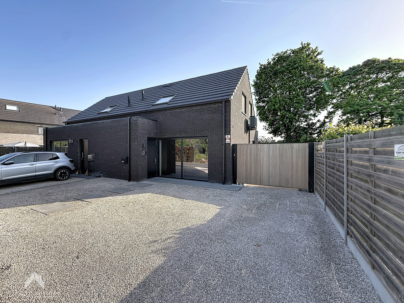 Recente en mooi afgewerkte HOB met 2 slpkrs, tuin en oprit - foto 1