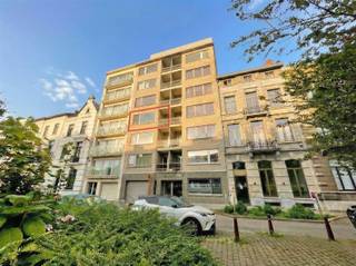 <p>Dit energiezuinig 2-slaapkamerappartement, voorzien van alle hedendaagse wooncomfort, met een netto bewoonbare oppervlakte van 84 m²,  is gelegen op de derde verdieping van de residentie “Schreurs” omvattende: een inkomhal, een berging, een lichtrijke ruime woonkamer, een aparte volledige vernieuwde keuken met toegang tot het eerste terras, twee volwaardige slaapkamers waarvan één toegang biedt tot het tweede zuidoostelijke georiënteerde zonneterras, een apart gastentoilet en een badkamer met een ligbad en een enkelvoudige wastafelkast. Tevens is er nog een individuele ondergrondse kelder aanwezig. Maandelijkse provisie voor water en gemene lasten: 100€. Individuele tellers voor privatief verbruik van elektriciteit en aardgas. Dit comfortabele appartement is gelegen nabij openbaar vervoer en verschillende toegangswegen die leiden naar de autostrades richting Brussel en Luik, alsook op korte wandelafstand van een stadspark, de Sportoase en uiteraard de pittoreske en bruisende Leuvense binnenstad. Onmiddellijk beschikbaar! Voor meer info of een eerste bezoek: frederik@immo-time.be.</p>