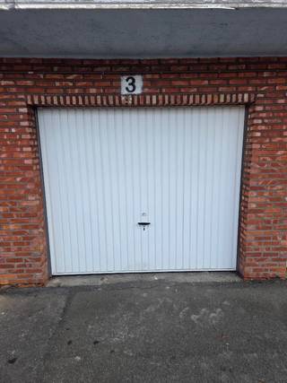 <p>7 GARAGEBOXEN TE KOOP – TOPLOCATIE HOBOKEN</p><p>Rustige woonwijk met zeer hoge parkeerdruk | Ideaal voor eigen gebruik of als investering</p><p>Locatie: Dokter Emiel Van Dammestraat 3+, 2660 Hoboken (Antwerpen)</p><p>Er worden maximaal 7 goed onderhouden garageboxen aangeboden in een verzorgd complex. Alle boxen beschikken over verlichting. De boxen kunnen afzonderlijk of in rendabele combinaties worden aangekocht:</p><p>1x Garage G3 (13 m²) – Vraagprijs: € 24.000<br />4x Garages G15 t/m G18 (15,5 m² per stuk) – Vraagprijs: € 25.000 per garage (samen: € 100.000)<br />2x Garages G6 & G7 (16 m² per stuk) – Vraagprijs: € 26.000 per garage (samen: € 52.000)<br />Volledige portefeuille (alle 7 garages samen) – Totale vraagprijs: € 176.000</p><p>Huidige situatie: Alle boxen zijn stabiel verhuurd aan € 85/maand. Er is een constante vraag uit de buurt.<br />Potentieel: Gezien de schaarste in de directe omgeving is een huurprijs van € 120 tot € 130 per maand realistisch.</p><p>Lage vaste lasten: Het kadastraal inkomen (KI) bedraagt slechts € 90,35 per jaar per garagebox. Het gemeenschappelijk beheer en onderhoud verloopt professioneel via een actieve VME (11 eigenaars).</p><p>Het garagecomplex (bestaande uit 37 boxen, 1 magazijn en 4 staanplaatsen) wordt op korte termijn extra opgewaardeerd:</p><p>Begin volgend jaar wordt aan de voorzijde een automatische toegangspoort geplaatst.<br />Het volledige terrein wordt voorzien van camerabewaking.</p><p>Dit verhoogt direct het comfort, de veiligheid en de waarde voor toekomstige huurders en eigenaars.</p><p>✔ Midden in een woonwijk met extreem hoge parkeerdruk (garages zijn erg schaars in de omgeving).<br />✔ Onmiddellijke en stabiele huuropbrengsten dankzij de bestaande verhuursituatie.<br />✔ Uitstekende bezettingsgraad en geen makelaarskosten (rechtstreeks van eigenaar).</p><p>📞 Interesse of een bezoek inplannen?<br />Wenst u één garagebox, een specifieke combinatie of de volledige portefeuille aan te kopen? Neem voor meer informatie of een bezichtiging ter plaatse contact op met de eigenaar.</p>