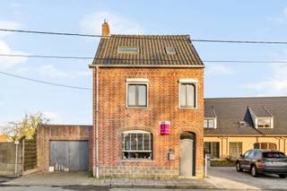 Deze ruimte instapklare woning met garage en tuin is gelegen in Kortemark.De woning heeft volgende indeling:- Gelijkvloerse verdieping: inkomhal,...