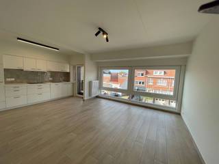 <p><span>Mooi en rustig gelegen volledig vernieuwd appartement.  INSTAPKLAAR.  Inkom, living, half open ingerichte keuken en oa vaatwas, berging, moderne badkamer, twee slaapkamers, terras voor- en achteraan, kelder en garage.  algemene onkosten 35 €/mnd - Aparte fietsenbergplaats. Vrij op 01/09/2026.   Epc 110 kWh/m² - uc 2764841-RES-1.  Voor info of bezoek, bel 056.21.58.00 of www.immo-lvb.be, naar pand gaan en via de agenda de afspraak inboeken.</span></p>