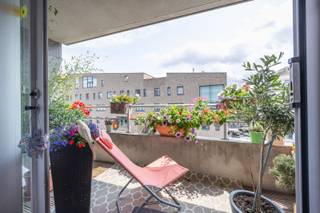 - Optimale lichtinval,<br />- Zuidgericht terras,<br />- Zéér centrale ligging,<br />- Inclusief staanplaats in het gebouw.<br /><br />Dit lichtrijk appartement bevindt zich op de vierde verdieping van residentie ‘North’, gelegen aan de Van Iseghemlaan. De residentie geniet van een uitstekende ligging in het bruisende centrum van Oostende, op slechts enkele stappen van het strand, de winkelstraten, restaurants en het openbaar vervoer.<br />Bovendien is een staanplaats in het gebouw inbegrepen – een absolute troef in deze centrale locatie.<br /><br /><br /><strong>INDELING</strong>: Inkom, lichtrijke leefruimte uitkijkend op het zonnig terras langs de voorzijde, keuken, berging, 2 slaapkamers uitgevend op het terras langs achterzijde, badkamer 1 met wastafel - ligbad - aansluiting wasmachine, badkamer 2 met een douche - toilet. Privatieve kelderberging.<br />Inclusief vier fietshaken in de gemeenschappelijke fietsenberging van het gebouw.<br />Inclusief staanplaats in het gebouw.<br /><br />Momenteel verhuurd aan correcte huurders. <br /><br />EPC: 227/ kWh - label C<br />Elektriciteit conform<br /><br />Meer informatie en bezoeken:<br />Immo De Beus 059 510 300