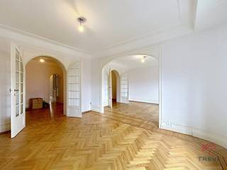 ETTERBEEK, langs de mooie Tervurenlaan, in een prachtig luxe gebouw in uitstekende staat, schitterend appartement met 2 slaapkamers.Op de 3e...