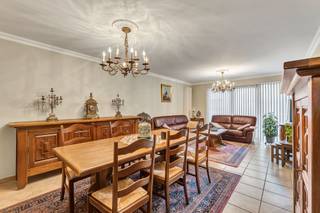 <p>Voor meer info of een bezoek, bel 054 69 39 36 - Op een <strong>rustige en tegelijk centrale ligging in Iddergem</strong> bevindt zich dit <strong>instapklare en bijzonder goed onderhouden appartement</strong>. Dankzij de nabijheid van winkels, scholen en openbaar vervoer geniet u hier van een <strong>comfortabele en praktische woonomgeving</strong>. Het appartement scoort uitstekend op vlak van energiezuinigheid met een <strong>EPC-label B</strong>, wat bijdraagt aan een lage energiekost en aangenaam wooncomfort. De doordachte indeling maakt dit pand <strong>uitermate geschikt voor starters, alleenstaanden, jonge koppels of investeerders</strong>. Via de inkomhal betreedt u de <strong>ruime en lichtrijke leefruimte</strong> met salon en eetplaats. Aansluitend bevindt zich de <strong>praktische keuken</strong>, gevolgd door een berging/wasplaats. Verder beschikt het appartement over een <strong>badkamer</strong>, een <strong>apart toilet</strong> en <strong>twee volwaardige slaapkamers</strong>. Het <strong>balkon</strong> vormt een fijne extra om even buiten te genieten. Daarnaast is er een <strong>ruime garage met extra bergruimte</strong>, bereikbaar via de gemeenschappelijke inkomhal. CV op aardgas - Buitenschrijnwerk in PVC met dubbele beglazing - Lift aanwezig - Verzorgde en goed onderhouden residentie - VERPLICHTE AANKOOP GARAGE: €25.000 (Maatregelen opgenomen in het maatregelenregister: nee)</p>