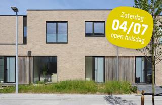 Deze woning wordt gebouwd in het vernieuwend woonproject ‘Roobaertpark’, een rustige buurt die vernieuwend groen, open en verkeersarm is ingericht aan de rand van het stad. De woning is aangesloten op het stadswarmtenet, waardoor je niet meer afhankelijk bent van fossiele brandstoffen zoals aardgas!<br />Deze woning staat ruwbouw-winddicht momenteel en kan tamelijk <strong>snel instapklaar gemaakt worden met eigen materiaalkeuzes.</strong> De foto's zijn van een gelijkaardige woning in het project ter inspiratie. <br />Lot 25 is een gesloten bebouwing op een grondoppervlakte van 232 m² en wordt achteraan ontsloten door een tuinpad. De tuinomheining met poortje is inbegrepen, net als je eigen parkeerplaats.  GELIJKVLOERS: inkom, wc,  ruime en brede living, open keuken met eiland, ruime berging, ruime fietsenberging. EERSTE VERDIEPING:  3 ruime slaapkamers, 1 kinderkamer, ingerichte badkamer met inloopdouche en dubbele lavabo, aparte wc, stapelzolder. Leuke grote tuin. Doodlopende straat met groenzone, kindvriendelijke omgeving. Deze woning wordt aangeboden met ingerichte badkamer, bevloering, zonnepanelen en  vloerverwarming. <br /><br />Prijs excl. btw en kosten. Voor meer info bel 09 280 60 60 of mail naar info@durabrik.be<br />Download de brochure op https://durabrik.immo/roeselare-honzebroekstraat |<br />Bezoek onze kijkwoning ter plaatse. Een afspraak maken kan via https://www.durabrik.be/nl/kijkwoningen/roeselare-honzebroekstraat<br /><br />* Afbeeldingen en oppervlaktes zijn indicatief.