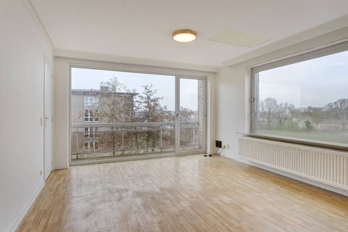 Instapklaar en lichtrijk appartement met garage in Roeselare - foto 2