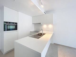 Dit modern nieuwbouw appartement te huur in Oostende biedt hedendaags wooncomfort op een centrale locatie. Gelegen op de derde verdieping van een recent gebouw in het centrum van Oostende, geniet u van een vlotte bereikbaarheid en tal van voorzieningen op wandelafstand. Ideaal voor wie op zoek is naar vastgoed te huur in Oostende met een combinatie van comfort, energiezuinigheid en een uitstekende ligging.<br /><br />Indeling van het appartement:<br />-Lichtrijke leefruimte <br />-Zonnig terras<br />-Hypermoderne keuken met toestellen<br />-Eén slaapkamer<br />-Badkamer met stijlvolle inloopdouche<br />-Ruime berging met aansluiting voor wasmachine<br />-Inclusief privatieve garagebox (€55,-)<br /><br />Extra troef: <br />Dit appartement is uitgerust met vloerverwarming, een energiezuinige warmtepomp en één zonnepaneel. Alsook volledig geschilderd, voorzien van verlichting en gordijnen.<br /><br />Het appartement ligt op een toplocatie in het centrum van Oostende, vlak bij het station, winkels, horeca en de zeedijk. Oostende is vlot bereikbaar met zowel het openbaar vervoer als de wagen.<br /><br />Vrij: 01/12/2026<br /><br />Ben je geïnteresseerd in dit pand te huur in Oostende? Ga naar de website www.dewaele.com, klik op het pand dat je wenst te huren. Via de rode knop "vraag je bezoek aan" vragen we u kort een profiel in te vullen. Daarna nemen we contact op voor een bezoek. Telefonisch kunnen er geen afspraken gemaakt worden.<br />Bezoek aanvragen