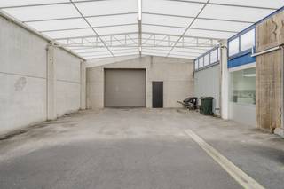 In Harelbeke bieden wij dit polyvalent bedrijfspand aan, bestaande uit een ruim magazijn en een instapklare woonst. Het geheel is uitermate...