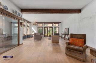 <p>Karaktervol huis te koop in centrum Eeklo met praktijkgedeelte, dubbele garage, 8 kamers en polyvalente zolderruimte. Bent u op zoek naar een woning met enorm veel potentieel of wilt u wonen en werken combineren? Dan is dit pand beslist iets voor u.</p>
<p>Deze authentieke, te renoveren dokterswoning, ontworpen door architect P. Hollevoet (1960), bevindt zich in het centrum van Eeklo, op wandelafstand van het station, de markt en het Krugerplein.</p>
<p>Het gelijkvloers bestaat uit een praktijkgedeelte met inkom, twee dokterskabinetten, wachtruimte, archiefruimte en een apart toilet. Aansluitend is er de inkomhal van het privégedeelte met toegang tot de dubbele inpandige garage, een afzonderlijk toilet, de keuken en een lichtrijke leefruimte met eetkamer, afgewerkt met massieve parket. Vanuit de leefruimte, eetkamer en garage heeft u rechtstreeks toegang tot de westgerichte tuin.</p>
<p>Op de eerste verdieping bevinden zich zes slaapkamers, een badkamer en een douchekamer. De zolderverdieping, bereikbaar via een vaste trap, herbergt nog twee extra (slaap)kamers én een prachtige polyvalente ruimte, volledig uitgewerkt tot in de nok met een indrukwekkend dakgebinte.</p>
<p>Deze te renoveren woning werd ontworpen met oog voor detail en beschikt nog steeds over tal van authentieke en kwalitatieve elementen. Dankzij de royale ruimtes en het geïntegreerde praktijkgedeelte biedt dit pand bijzonder veel potentieel voor wie wonen en werken wil combineren, of voor wie op zoek is naar een ruime karaktervolle gezinswoning.</p>
<p>Bent u benieuwd naar meer? Neem dan snel contact met ons op voor een bezoek ter plaatse!</p>