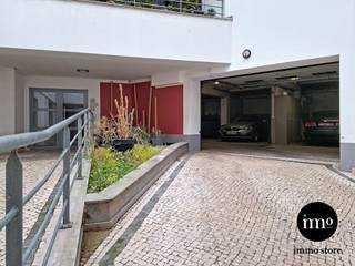 <p>Immo Store presenteert dit instapklare en volledig uitgeruste duplex-bureau, ingericht als advocatenkantoor, inclusief maar liefst 4 ondergrondse parkeerplaatsen. Het kantoor is strategisch gelegen met een vlotte verbinding naar het historische centrum van Brussel en is uitstekend bereikbaar met zowel de wagen als het openbaar vervoer. Een ideale uitvalsbasis voor een advocatenkantoor, consultancy, boekhoudkantoor, vrij beroep of andere professionele activiteit. Op de gelijkvloerse verdieping bevindt zich een grote, lichtrijke open kantoorruimte met 4 afzonderlijke bureaus, ideaal voor medewerkers, ontvangst van cliënten of individuele werkplekken. De benedenverdieping beschikt over een ruime vergaderzaal, een ingerichte kitchenette en een grote relaxatieruimte. Daarnaast is er ruim voldoende sanitair voor zowel medewerkers als bezoekers en beschikt het kantoor zelfs over een doucheruimte. De combinatie van een professionele indeling, instapklare staat, uitstekende bereikbaarheid en 4 private parkeerplaatsen maakt dit een bijzonder complete kantooroplossing in Brussel. Grijp deze unieke IMMO STORE-kans en plan vandaag nog uw bezoek! Bel ons op 02/203.03.03 of stuur een mail naar info@immo-store.be!</p>