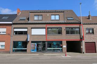 <strong>Netjes opgefrist appartement met 2 slaapkamers</strong> en voorzien van een aparte <strong>garagebox</strong>, centraal gelegen op wandelafstand van winkels, scholen en openbaar vervoer. Ook het stadscentrum en supermarkten liggen binnen korte afstand.<br /><br />Gelegen op de eerste verdieping van een kleine residentie waar de slaapkamers op de achterkant liggen en uitgeven op rust en groen.<br /><br /><strong>INDELING</strong><br /><br />- inkomhal met aparte berging/vestiaire<br />- ruime woonkamer met grote raampartijen die zorgen voor veel lichtinval<br />- open keuken<br />- nachthal met apart toilet<br />- 2 slaapkamers, waarvan eentje met toegang tot het balkon<br />- badkamer met douche in bad, lavabo, kasten en aansluiting voor wasmachine en droogkast <br />- kelderberging op de ondergrondse verdieping<br /><br />Dit appartement is ook ideaal als investering!<br /><br /><strong>Zeker een bezoek waard, neem hiervoor contact op met ons kantoor 012 744 844 of mail naar info@goed-gevonden.be</strong>