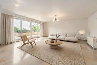 Deze penthouse is gelegen op de 3de verdieping in het centrum van Torhout, doch zeer rustig aan het charmante Ravenhofpark. <br /><br />Het appartement bestaat uit: lift - inkomhal - gastentoilet - zeer grote living met aanpalend een groot zonnig terras - keuken - wasplaats/berging - slaapkamer met aansluitend een badkamer voorzien van lavabomeubel en ligbad - 2de slaapkamer met aansluitend een badkamer voorzien van toilet, lavabomeubel en afzonderlijke douche.<br /><br />Op de bovenste verdieping is er een 3de slaapkamer en een grote opbergzolder.<br /><br />Prijs appartement 329 000 €. Prijs garage 29 000 €.