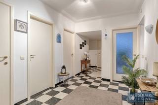 <p><span>Square Estate presenteert u dit prachtige appartement, ideaal gelegen in Brussel op de grens met Wemmel, dicht bij alle voorzieningen.</span></p><p><span> </span></p><p><span>Dit appartement met 3 slaapkamers is als volgt ingedeeld: een prachtige inkomhal die uitkomt op twee kleedkamers, een ruime woonkamer, 3 slaapkamers, een badkamer met plaats voor de wasmachine, een apart toilet en een terras. </span></p><p><span> </span></p><p><span>Mis deze kans niet om dit appartement met zijn vele voordelen te kopen!</span></p><p><span> </span></p><p><span>Het appartement heeft een uitstekende ligging en bereikbaarheid, een EPC D en een conform elektriciteit attest!</span></p><p><span> </span></p><p><span>Voor meer informatie of om een bezoek te plannen, kunt u contact met ons opnemen op 02/460.42.01 of ca@square-estate.be. </span></p>