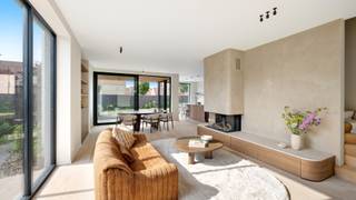 <p>Alleenstaande nieuwbouwvilla uitgerust met alle moderne technieken, 4 slaapkamers en een prachtige tuin, gelegen op wandelafstand van het centrum en en de Zeedijk van Knokke-Heist.<br />Deze recent gebouwde villa is gelegen op de hoek van de Acht-Meilaan tussen Knokke en Duinbergen.<br />Indeling van de woning: ruime inkomhall met afzonderlijk gastentoilet, grote afzonderlijke bureauruimte ideaal voor een vrij beroep en toch eventueel integreerbaar in de ruime lichtrijke leefruimte met eet- en zithoek. Verder is er een open volledig uitgeruste keuken, voorzien van alle nodige toestellen, een ruime berging met alle technieken en voorzieningen en een prachtig zongericht overdekt terras. <br />Op de eerste verdieping zijn er 4 ruime slaapkamers, waarvan de masterbedroom met dressing en badkamer, 2 aparte badkamer voor de 3 andere slaapkamers, een ruime nachthal en een afzonderlijk toilet. <br />Via een vaste trap bereiken we de grote zolderruimte die ook ingericht zou kunnen worden als 2 slaapkamers met sanitair.<br />Deze prachtige nieuwbouwwoning voldoet aan de reglementering EPB en is er vloerverwarming, ventilatie, zonnepanelen e.d. voorzien.<br />Opsplitsing grond- en constructiewaarde!</p>