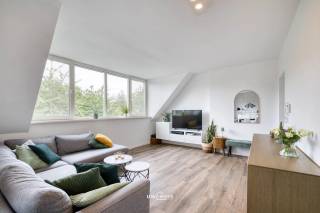 BEZOEKMOMENT VRIJDAG 2/10 TUSSEN 16U30 EN 18U00. INSCHRIJVEN KAN VIA ONZE WEBSITE.<br /><br />Welkom in dit ruime en lichtrijke duplexappartement, gelegen in de Veldstraat 50E te Temse. Het appartement combineert een aangename leefruimte met drie ruime slaapkamers en biedt dankzij de volledige vloerverwarming een bijzonder aangenaam wooncomfort.<br /><br />Het duplexappartement beschikt over drie ruime slaapkamers, waardoor het zowel geschikt is voor gezinnen als voor wie graag over extra ruimte beschikt voor een bureau, hobbykamer of dressing.<br /><br />Een bijkomende troef is de praktische berging, voorzien van aansluitingen voor zowel een wasmachine als een droogkast.<br /><br />Ook technisch heeft het appartement heel wat te bieden. Zo beschikt het over een EPC-label B, conforme elektriciteit en volledige vloerverwarming, wat zorgt voor een aangenaam en gelijkmatig verwarmd interieur.<br /><br />Troeven:<br />- Ruim duplexappartement<br />- EPC-label B<br />- Elektriciteit conform<br />- Praktische berging<br /><br />Interesse in dit ruime duplexappartement? Contacteer ons via 052/46.38.03 of info@uw-huis.be voor meer informatie of schrijf u in voor het bezoekmoment van vrijdag 2 oktober.