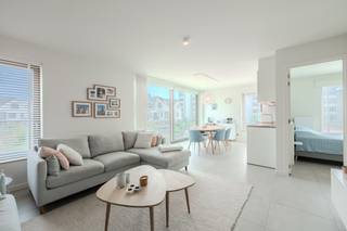 Prachtig appartement met 1 slaapkamer te koop te Westende. Het appartement beschikt over een prachtig terras (12m²). U bevindt zich in de residentie West Bay, Vakantiestraat 4E, een autoluw vakantie domein gelegen op 500m van het strand en vlakbij winkels en openbaar vervoer.<br />Mogelijkheid tot aankopen van een garagebox.<br /><br />Indeling:<br />- inkomhall met vestiairegedeelte <br />- lichtrijke leefruimte met toegang tot het terras<br />- open geïnstalleerde keuken voorzien van o.a. kookplaat met dampkap, frigo met vriesvakje, combi-oven en vaatwas<br />- slaapkamer 1 (11m²)<br />- badkamer met douche en lavabo meubel<br />- apart toilet<br />- zongericht terras (12m²)<br /><br />Troeven:<br />- gemeenschappelijke fietsenberging<br />- mogelijkheid tot aankopen van een garagebox<br />- recent gebouw<br />- gunstig EPC label<br />- conforme keuring elektrische installatie<br />- rustig gelegen, dichtbij zee en strand<br />- autoluw domein<br />- mogelijkheid tot gebruik natuurzwembad<br /><br />Bent u op zoek naar een appartement met één slaapkamer en terras te koop te Westende? Aarzel niet en leg vandaag nog uw bezoek vast!<br /><br />Bestuursmaatregelen in het maatregelenregister: nee