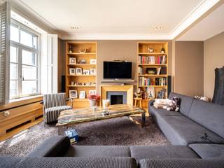 In een privé en veilige omheining aan de rand van het Ter Kamerenbos biedt appartement met een bruto oppervlakte van 307 m ² drie slaapkamers.<br /><br />Het appartement bestaat uit een inkomhal met vestiaire en gastentoilet die leidt naar de woonkamer met decoratieve open haard, de eetkamer en een kantoor. De aparte keuken is volledig uitgerust met een grote lunchruimte en bijkeuken. De Master suite biedt een slaapkamer, een kleedkamer, een badkamer met bubbelbad, douche en in een aparte kamer een grote jacuzzi. Twee andere slaapkamers met kleedkamer maken de set compleet. Het gebouw heeft een fitness- en wellnessruimte voor de bewoners, alleen voor de bewoners. <br /><br />Andere: alarm, videofoon, veiligheidsdeur. Een parkeerplaats op het plein en een garagebox inbegrepen. Kosten: 1.050 € (gemeenschappelijke kosten, conciërge, beveiliging, verwarming, water). EPC: D<br /><br />Het Bosquare is gelegen in een rustige en licht geïsoleerde omgeving aan de rand van het Ter Kamerenbos. Het is gunstig gelegen nabij Louizalaan. Gemakkelijke en snelle toegang tot openbaar vervoer (bus, metro, tram en gemakkelijke toegang tot de omliggende gemeenten.<br /><br />Neem voor meer informatie contact op met Laurence Ballaux op + 32 (0) 2640 08 01.