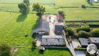 <br /><br />SINT-LIEVENS-HOUTEM - Landbouwbedrijf op een unieke locatie nabij het centrum van Sint-Lievens-Houtem<br /><br />Landbouwbedrijf op een ruim perceel van ca. 73 are, uitstekend gelegen nabij het centrum van Sint-Lievens-Houtem, met bijkomende mogelijkheden tot aankoop van omliggende landbouwgrond.<br /><br />Dit eigendom biedt een interessante combinatie van ruimte, ligging en toekomstpotentieel. Vandaag wordt het geheel gebruikt in het kader van de landbouw, maar dankzij de ligging nabij het centrum en de aanwezige bebouwing biedt het dossier ook mogelijkheden voor wie op zoek is naar een eigendom met toekomstvisie en ontwikkelingspotentieel.<br /><br />Het perceel heeft een oppervlakte van ongeveer 73 are en beschikt over verschillende bijgebouwen die momenteel een landbouwfunctie hebben. Voor de toekomst kan, mits het doorlopen van de nodige stedenbouwkundige procedures en goedkeuringen, worden onderzocht of een functiewijziging mogelijk is. Hierbij kan onder meer gedacht worden aan ontharding en gedeeltelijke afbraak van de bestaande bijgebouwen, waardoor ruimte ontstaat voor een meer aangepaste invulling van het terrein.<br /><br />Een bijkomende troef is de mogelijkheid om extra landbouwgrond aan te kopen, wat het geheel bijzonder interessant maakt voor landbouwers of kandidaat-kopers die op zoek zijn naar een ruim eigendom met uitbreidingsmogelijkheden.<br /><br />Bij verdere vragen, aarzel niet om ons te contacteren: 053/60.65.66<br /><br />De vermelde prijs is een richtprijs. Na ontvangst van de biedingen zal de verkoper beslissen of hij/zij de eigendom verkoopt aan het beste bod. De richtprijs is aldus niet bindend voor de verkoper. Voor meer info kunt u ons contacteren of het reglement raadplegen op onze website.