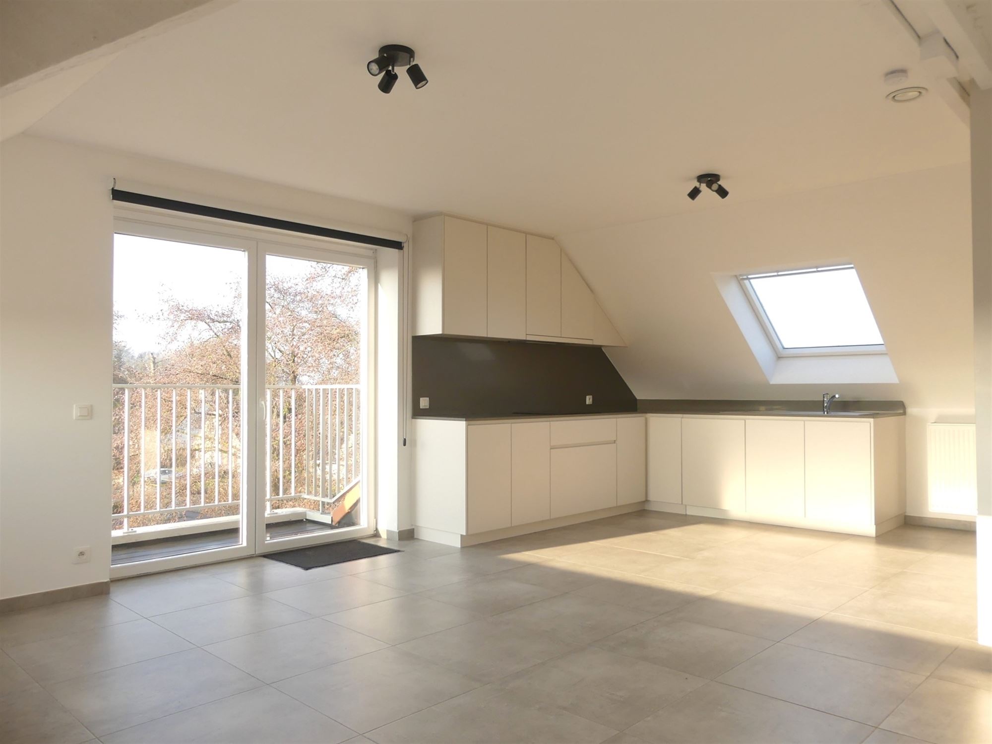 Lichtrijk dakappartement met 2 slaapkamers - foto 5