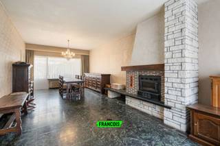 In het bruisende centrum van Zottegem, doch rustig gelegen, bieden wij u dit uiterst ruim renovatrieproject aan! Deze zeer solide woning beschikt...