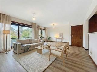 In een rustige, groene woonwijk vlakbij de Golf van Brasschaat worden drie gelijkaardige appartementen te koop aangeboden in een kleinschalig...