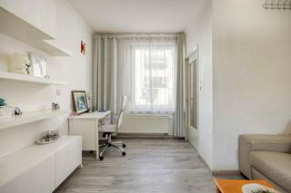 Dit huis met 4 slaapkamers is de ideale kans voor starters, gezinnen of investeerders die een woning naar eigen hand willen zetten.<br /><br />De indeling van het huis ziet er als volgt uit:<br /><br />Gelijkvloers:<br />- Lichte en open leefruimte met aansluitend een functionele, vernieuwde keuken.<br />- Achteraan bevindt zich de badkamer met douche cabine, wastafel, toilet en aansluiting voor wasmachine.<br /><br />Verdiepingen & Zolder:<br />- 4 kamers die flexibel ingevuld kunnen worden als slaapkamers, hobbyruimte of thuiswerkplek. <br /><br />Kelder:<br />Deels onderkelderd, ideaal voor extra berging.<br /><br />Een ideale opportuniteit voor wie op zoek is naar een compacte, maar verrassend ruime woning op een uitstekende locatie!<br /><br />Wenst u meer informatie of een bezoek aan de woning? Neem dan zo snel mogelijk contact met ons op. Tot binnenkort!<br /><br />Bestuursmaatregelen in het maatregelenregister: nee