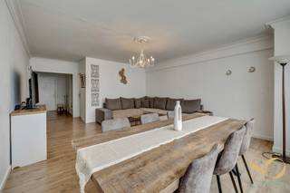 <p>Wij bieden u dit ruime 2-slaapkamerappartement van ±110 m² bruto aan, gelegen op de 8ste verdieping van een gebouw met lift. Ideaal gelegen tegenover de majestueuze Basiliek van Koekelberg en op een steenworp van het Elisabethpark, geniet het van een groene omgeving terwijl winkels, scholen en openbaar vervoer vlakbij zijn. Het appartement bestaat uit een inkomhal, een lichtrijke woonkamer van 33 m², een uitgeruste keuken van 14 m² met toegang tot een balkon van 3 m² aan de voorzijde, 2 mooie slaapkamers (18 en 13 m²), een douchekamer (4 m²), een apart toilet, een nachthal (5 m²) en een bergruimte. Zuidgericht terras van 7 m². Een kelder vervolledigt dit appartement. Technische gegevens: PVC-ramen met dubbele beglazing, collectieve verwarming (gemeenschappelijke stookolieketel), EPB D. Elektriciteit: enkel de plannen ontbreken voor de conformiteit. Eigenaarslasten: 345 €/maand, inclusief water, verwarming, gemeenschappelijke delen, reservefonds en reservefonds verwarming. Ideaal voor IEDEREEN, zowel om te wonen als om te investeren.</p>
