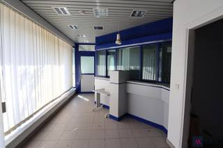 Handelspand gelegen in het centrum van Mariekerke. Momenteel ingericht als kantoorruimte. Het kantoor heeft een gevelbreedte van 12m. In de ruimte...